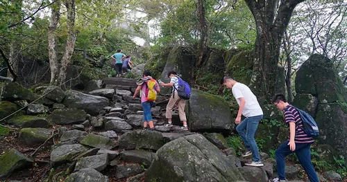 mga batan-on nga nagbaklay [hiking]