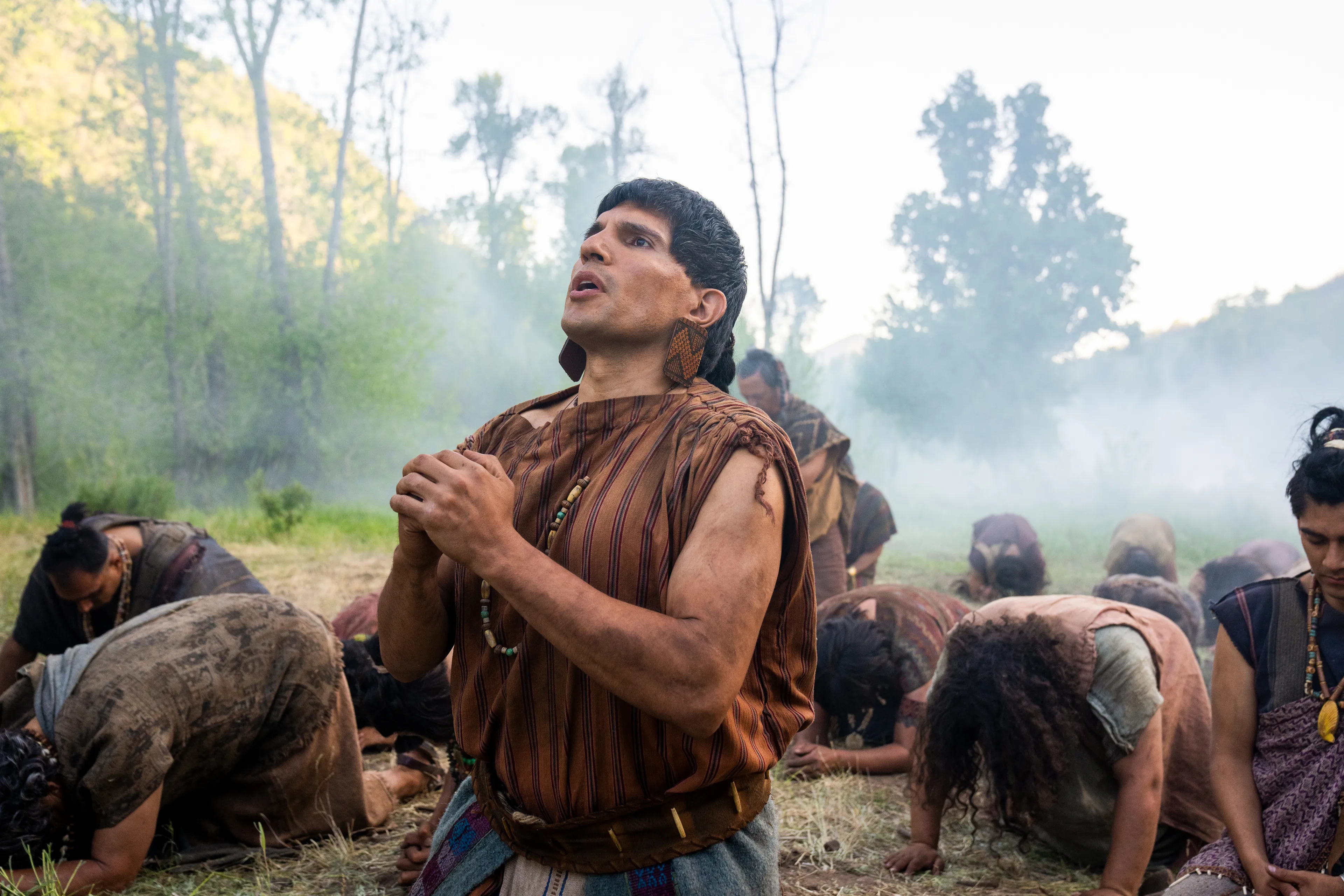 The men of Anti-Nephi-Lehi kneel and pray as the Lamanites attack them.