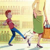 男孩踢一位婦女的鞋跟