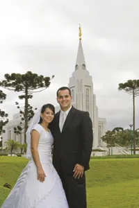 一對新人在聖殿前