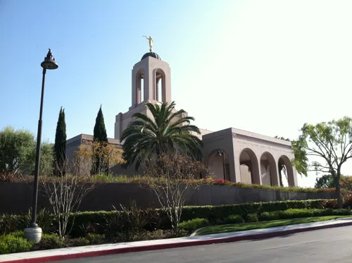 女孩拿著孩子祈禱的圖畫