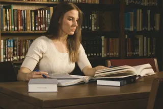 婦女埋首書中研究