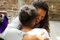 gra duke u përqafuar