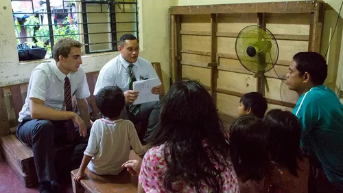 misionáři učí rodinu