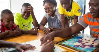 가족 역사를 하고 있는 행복한 가족