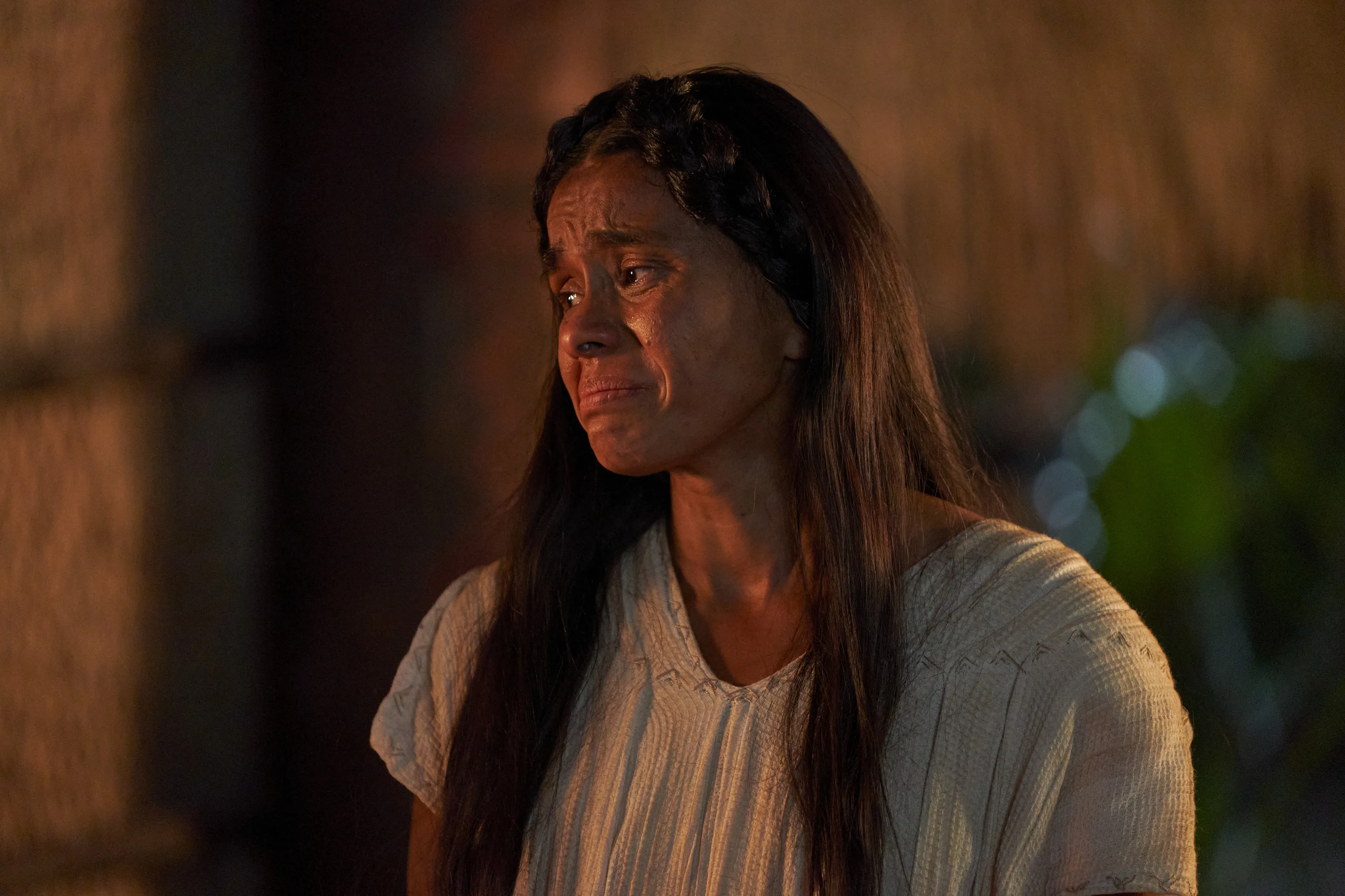 The wife of King Lamoni grieves over Lamoni as he lays as if he were dead in the land of Ishmael.