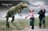 Khủng long đang đuổi theo các trẻ em
