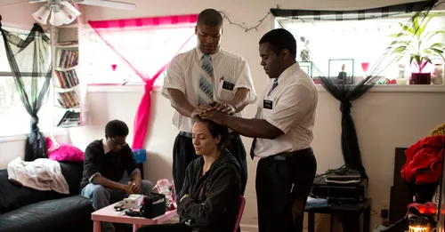 mau misiōnare e hōro’a ra i te hō’ē ha’amaita’ira’a i te hō’ē vahine