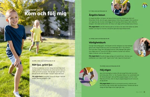 Ett barn som går på färgade papperslappar.