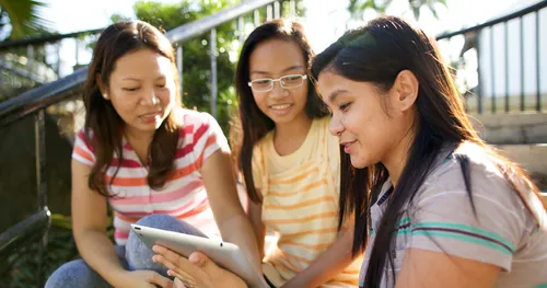 女青年注视平板电脑