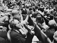 教會成員在總會大會上支持領袖