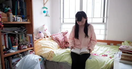 giovane donna che studia le Scritture