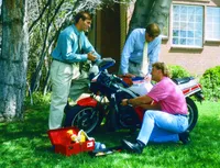 男子修理摩托車