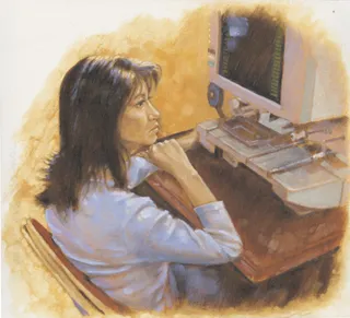 注視微縮膠卷閱讀機的婦女