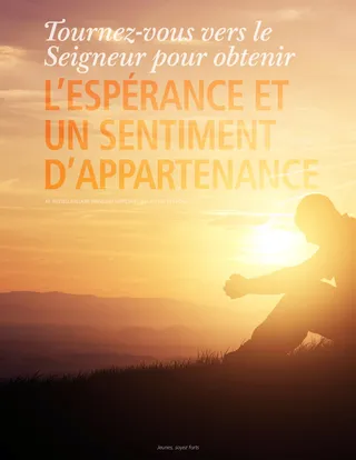 jeunes priant près d’un paysage de montagne