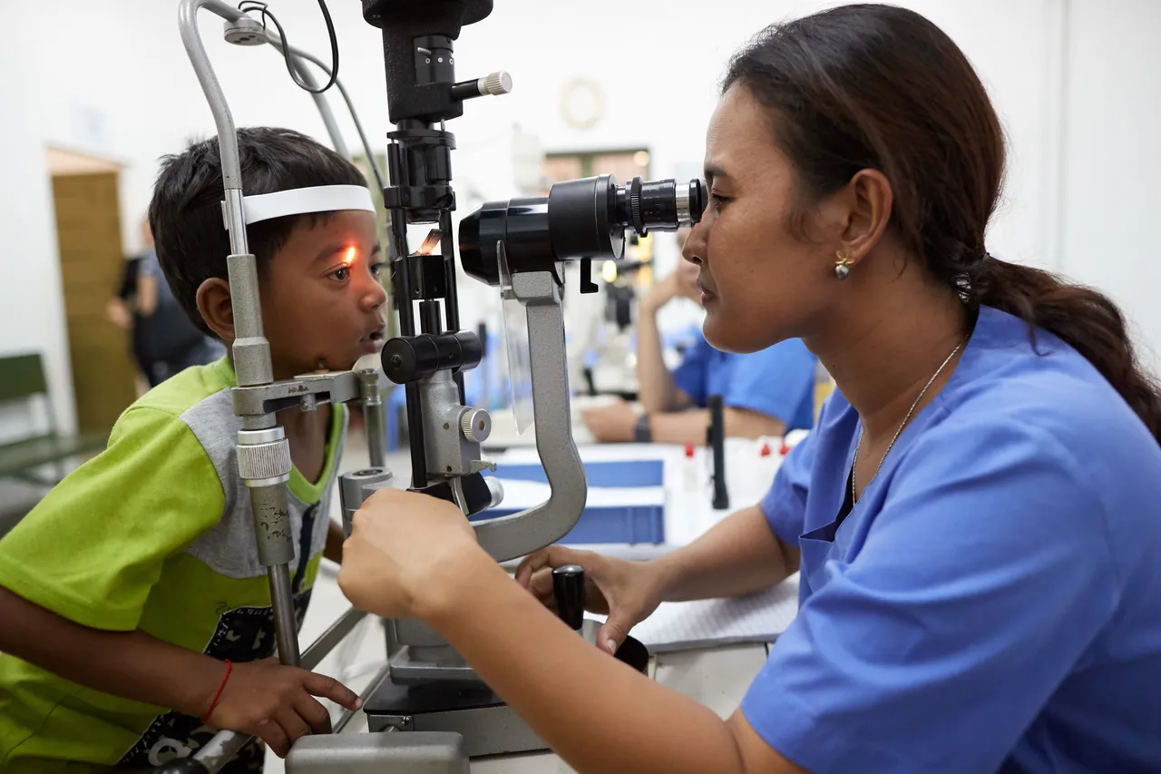 A doctor exams a child eyes