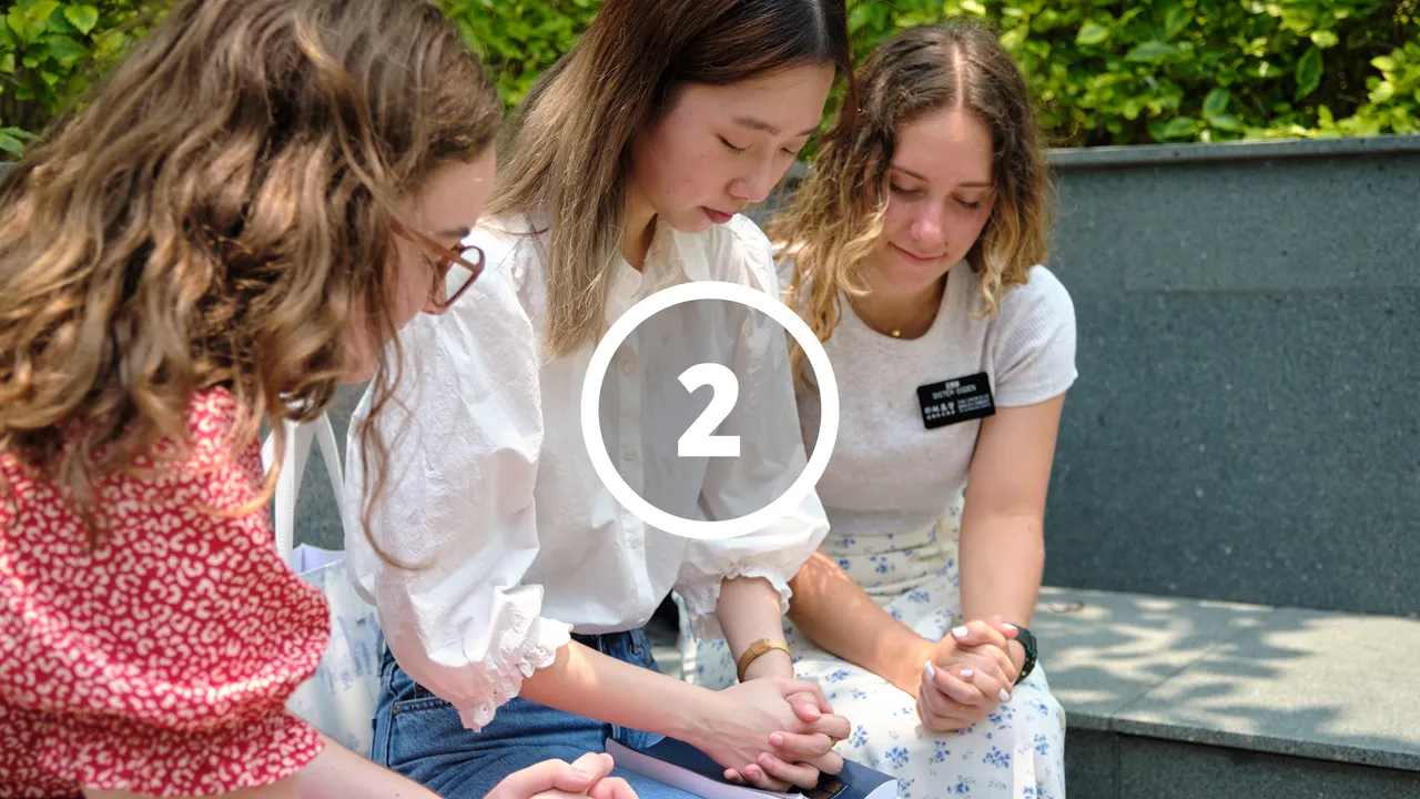 傳教士與一位婦女在一起研讀之前作祈禱