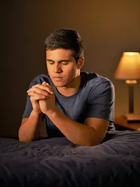 男青年跪下祈禱