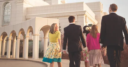 rini jashtë tempullit