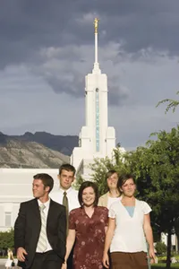 在聖殿前面的年輕成人