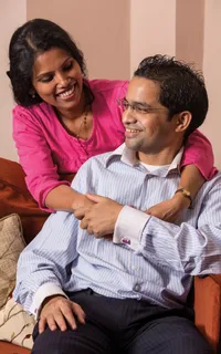 زوجان مع الكتب المقدّسة