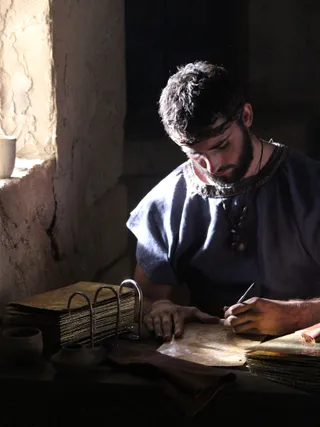 Нефи пише на златним плочама