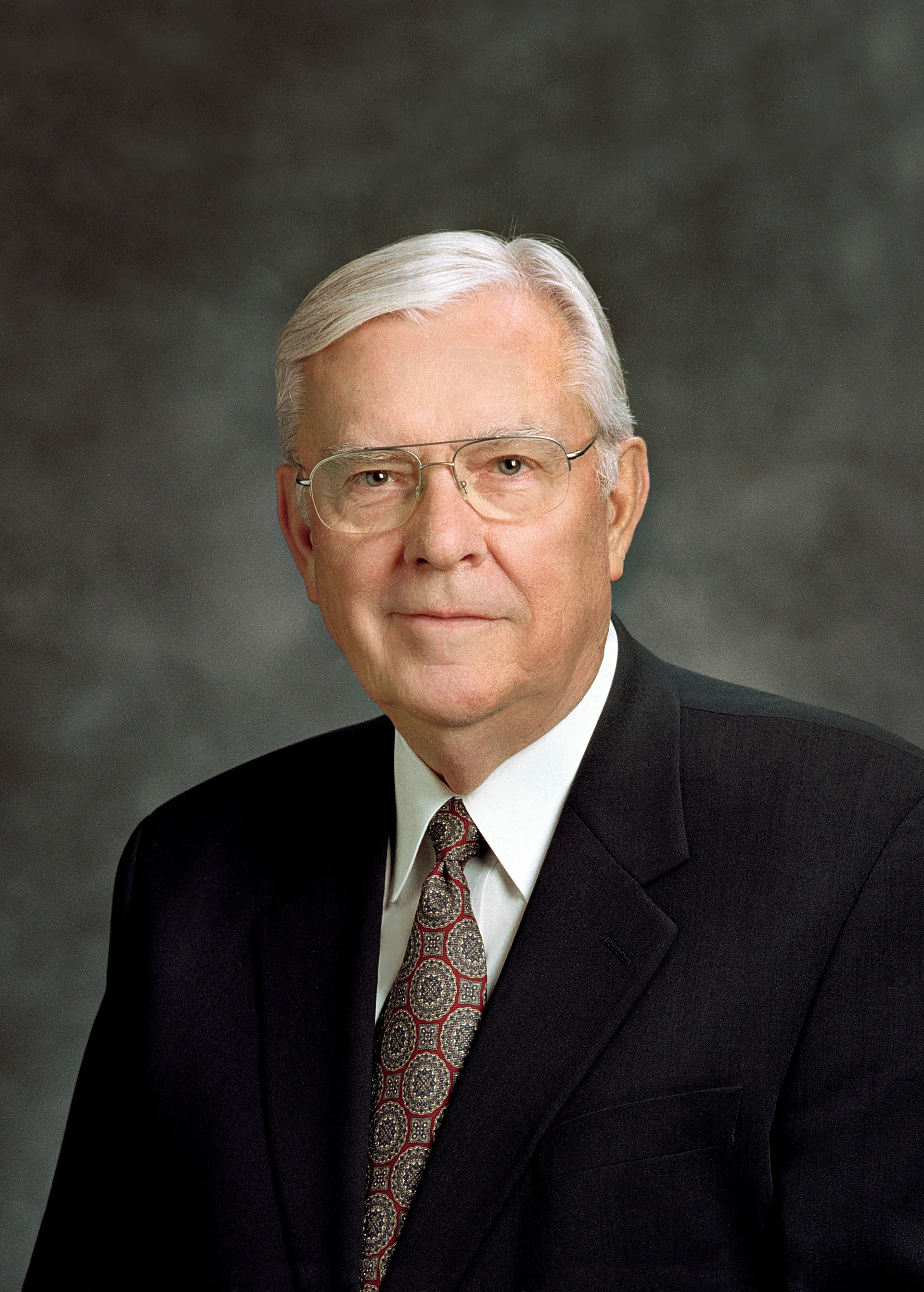 Retrato oficial del presidente M. Russell Ballard, Presidente del Cuórum de los Doce Apóstoles de La Iglesia de Jesucristo de los Santos de los Últimos Días.