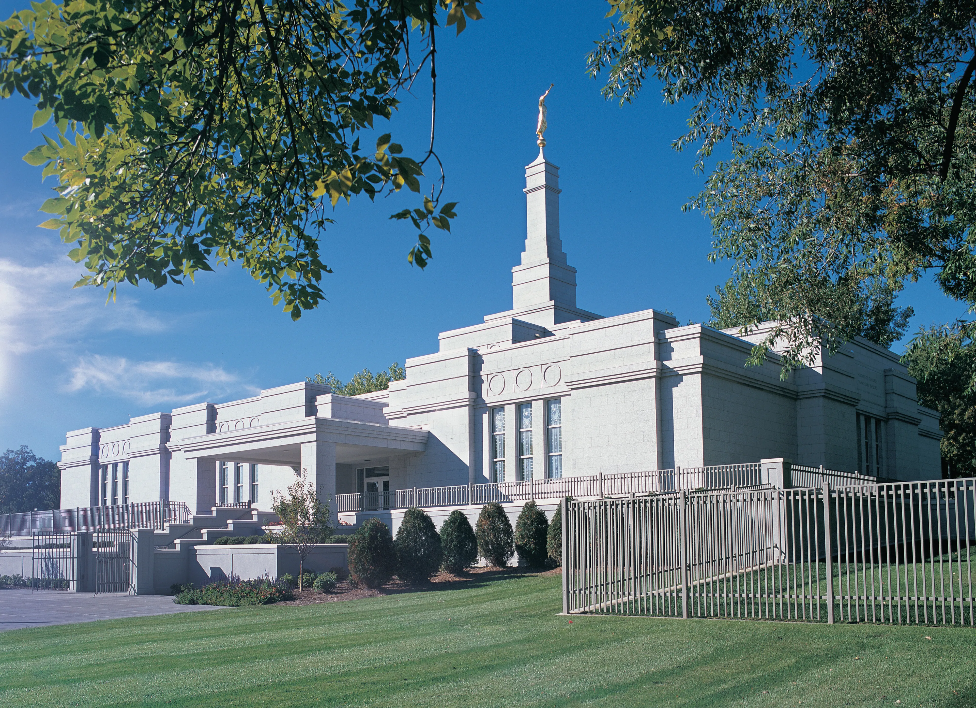 El Templo de St. Paul, Minnesota, y sus terrenos en un día soleado. Esta imagen debe ser usada únicamente para propósitos de la Iglesia.