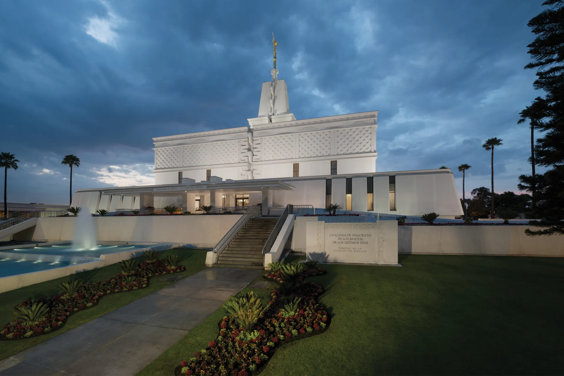 Exterior night time photo of Mexico City Temple.