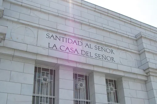 The inscription on the San José Costa Rica Temple, “Holiness to the Lord: The House of the Lord,” in Spanish.