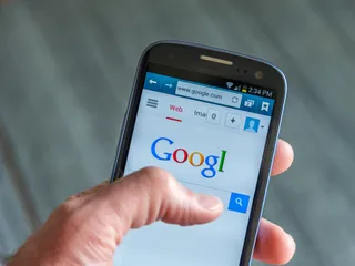 Google на экране телефона