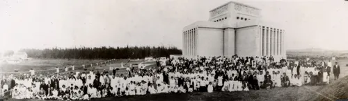 Joseph F. Smith with members in Lā‘ie
