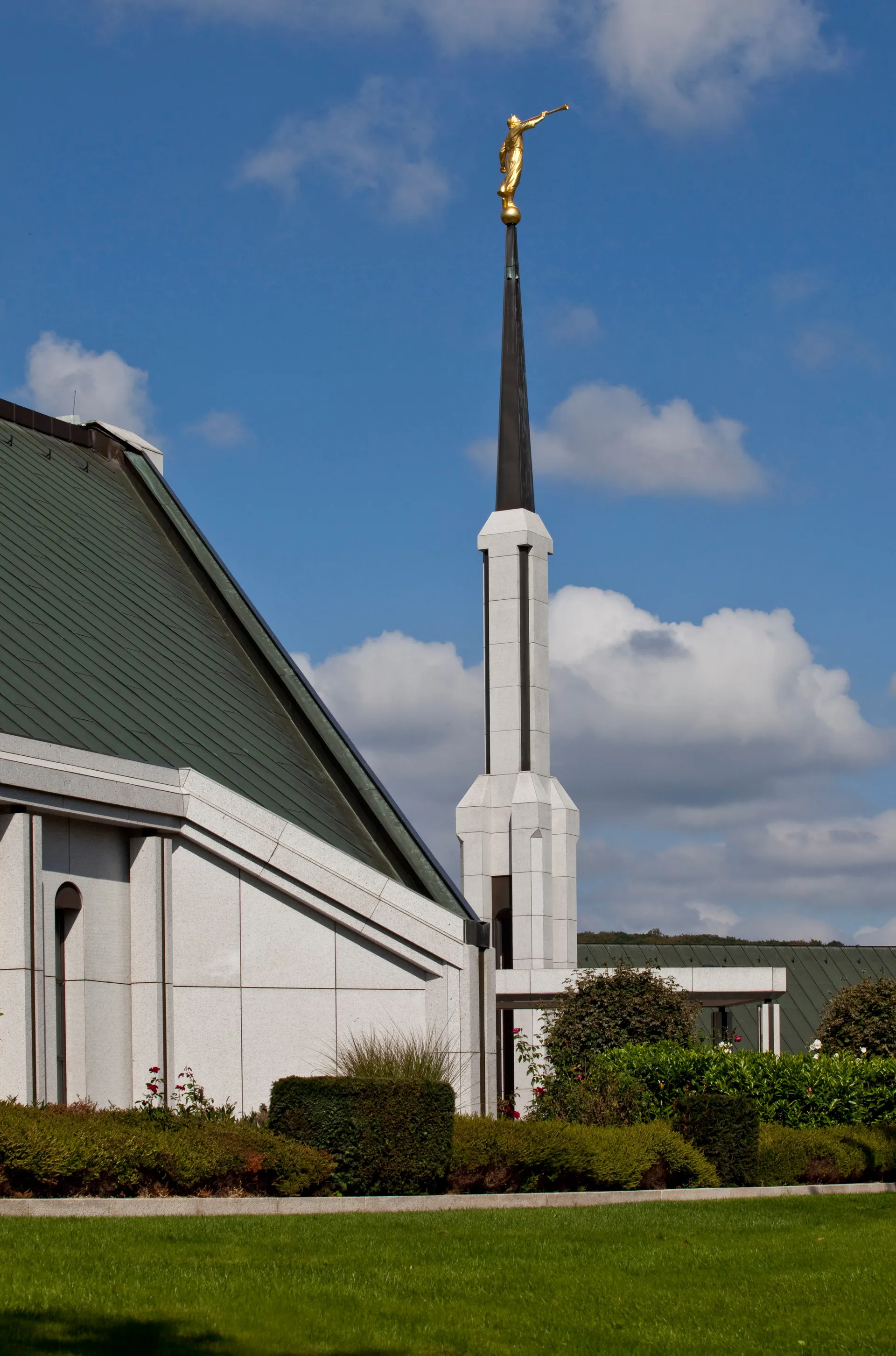 The Frankfurt Germany Temple has one spire with the angel Moroni on top.  