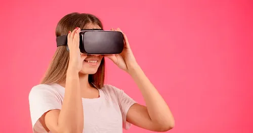 batan-ong babaye nga nagsul-ob og VR goggles