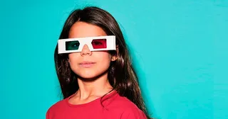 batang babaye nga nagsul-ob og 3D nga antepara