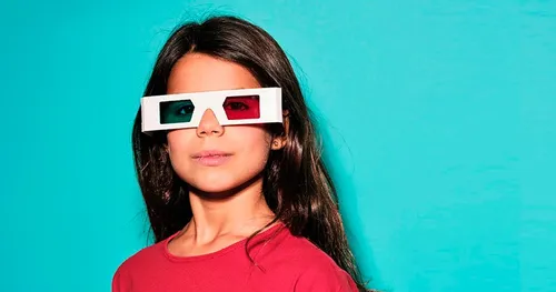 batang babaye nga nagsul-ob og 3D nga antepara