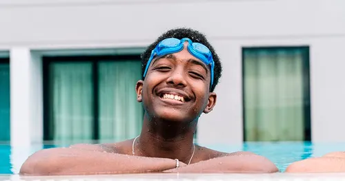 batan-ong lalaki nga nagsul-ob og goggles