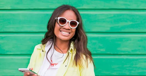 batan-ong babaye nga nagsul-ob og sunglasses