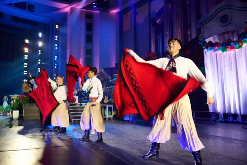 mga kamot sa sundalo kinsa nagpanalangin sa sakramento alang sa iyang kaugalingon