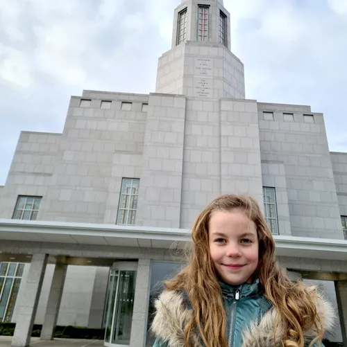 Photo of girl in front of the temple