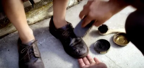 他把鞋油擦在我的腳趾上（靜態影像）