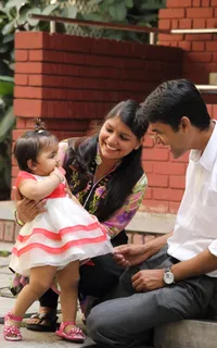 والدان مع طفل صغير