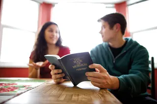 to unge voksne, der læser Mormons Bog