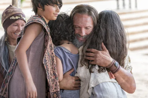 Nephi hugs the children.