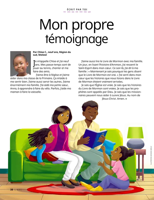 Une famille assise sur un canapé lit le Livre de Mormon