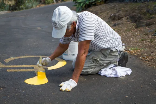 畫停車格的男子