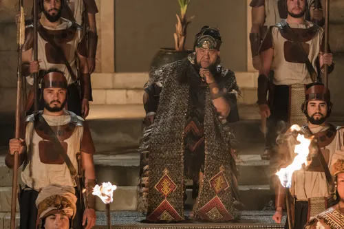 King Noah watches as Abinadi is put to death.