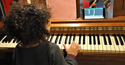 fëmijë duke luajtur në piano