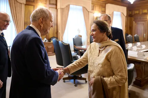 President Russell M. Nelson greets Sikh leader Bubbles Kandhari