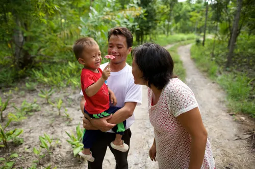 ууланд аялж буй гэр бүл